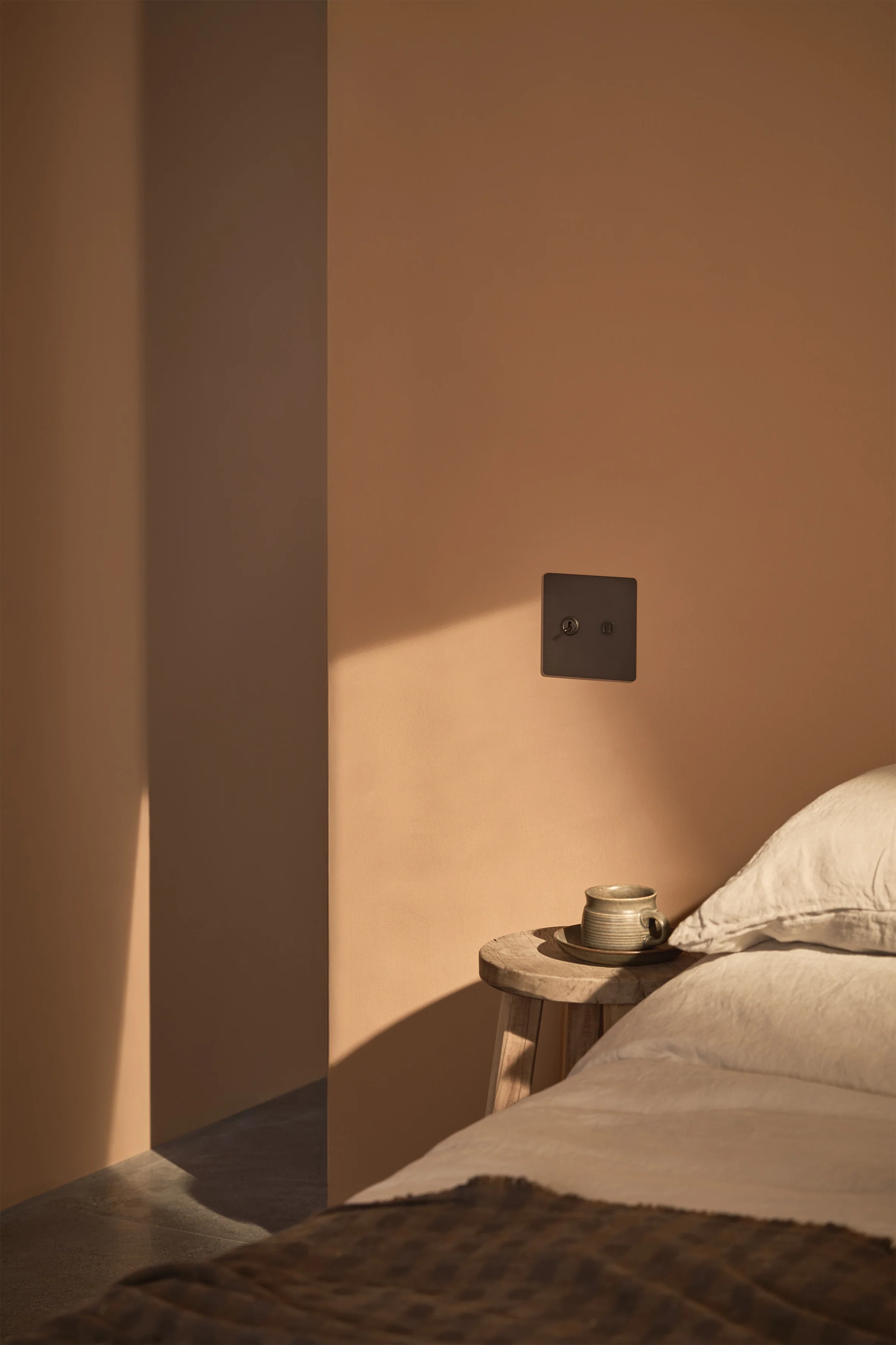 Kew 2G Toggle Switch & Fast Charge USB - Bronze Black - Image 2