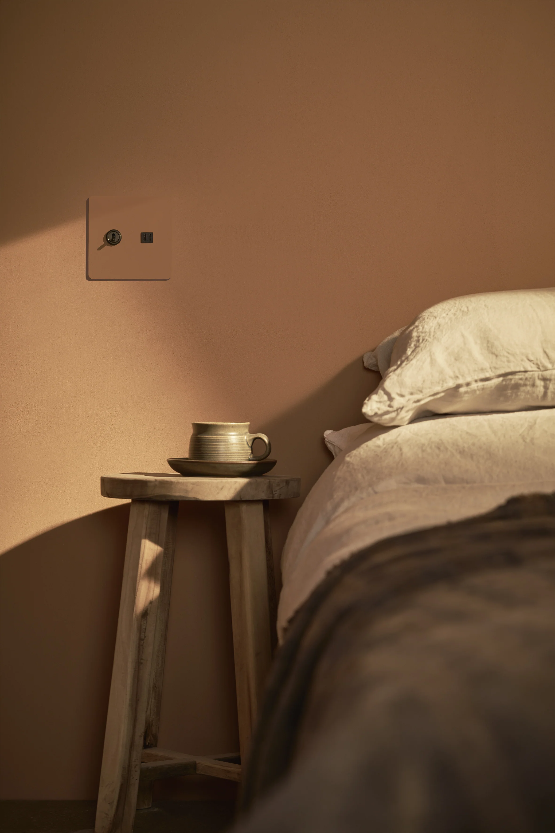 Kew 2G Toggle Switch & Fast Charge USB - Paintable Bronze Black - Image 3