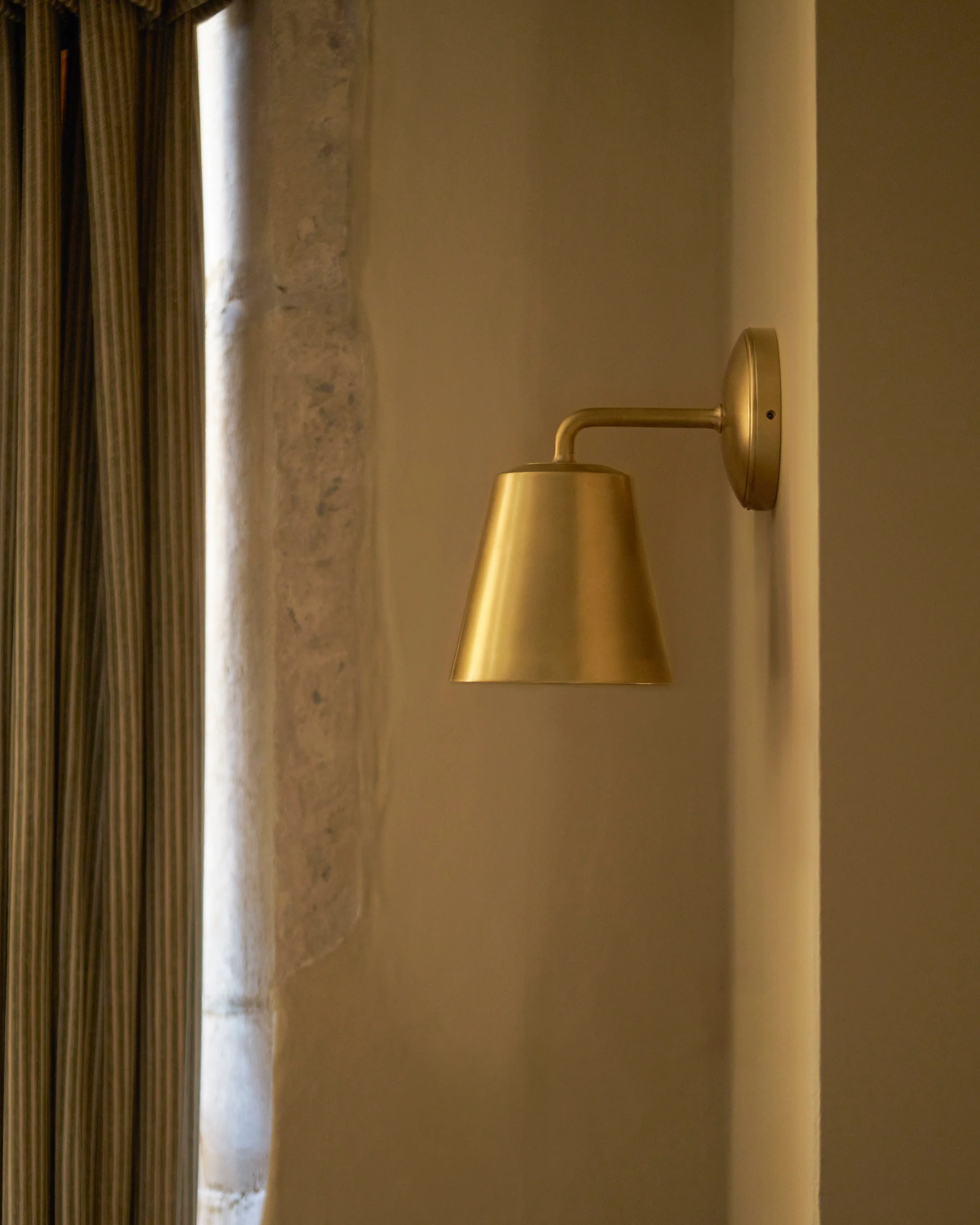 Richmond Medium Wall Light - Antique Brass - Image 4