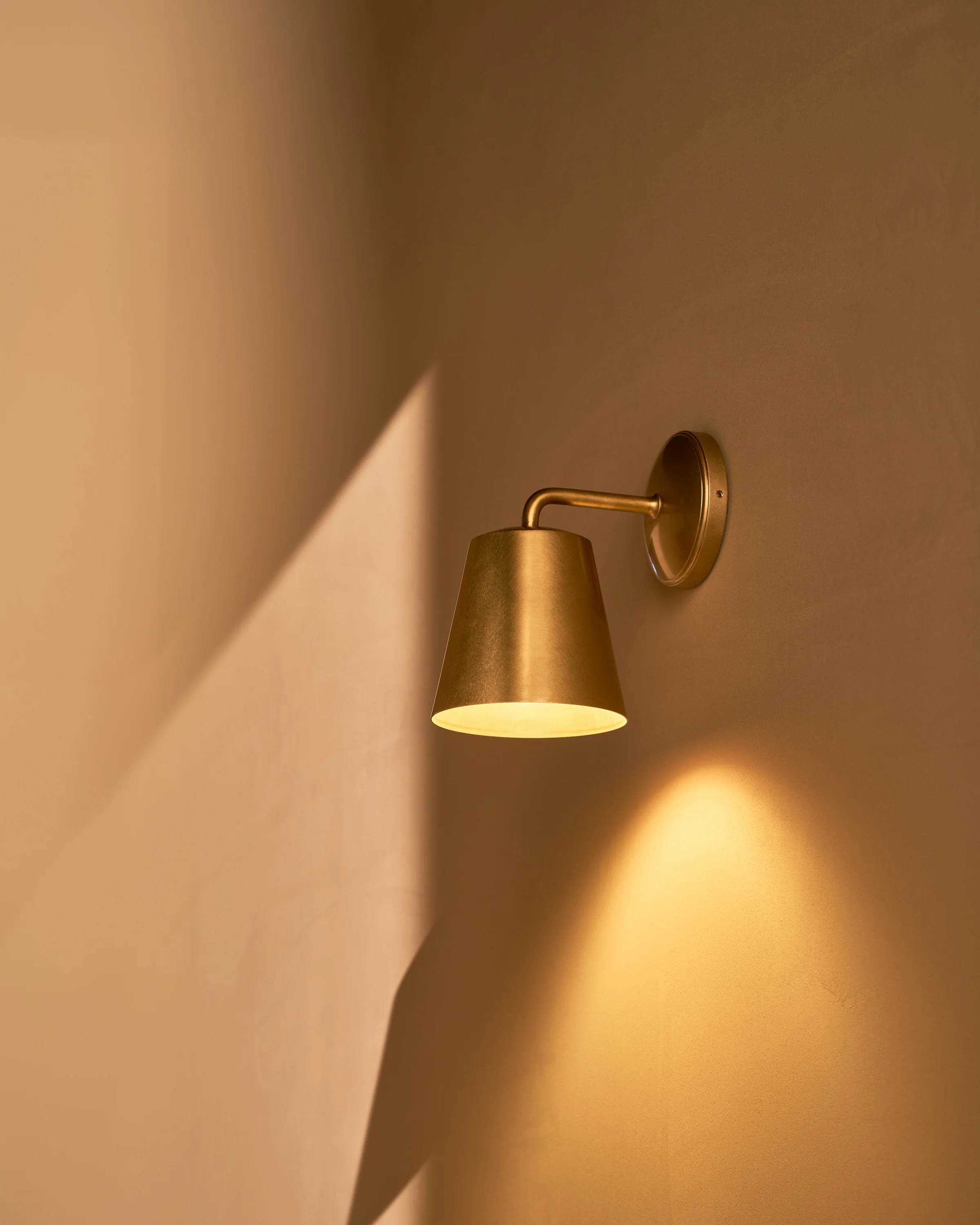 Richmond Medium Wall Light - Antique Brass - Image 5